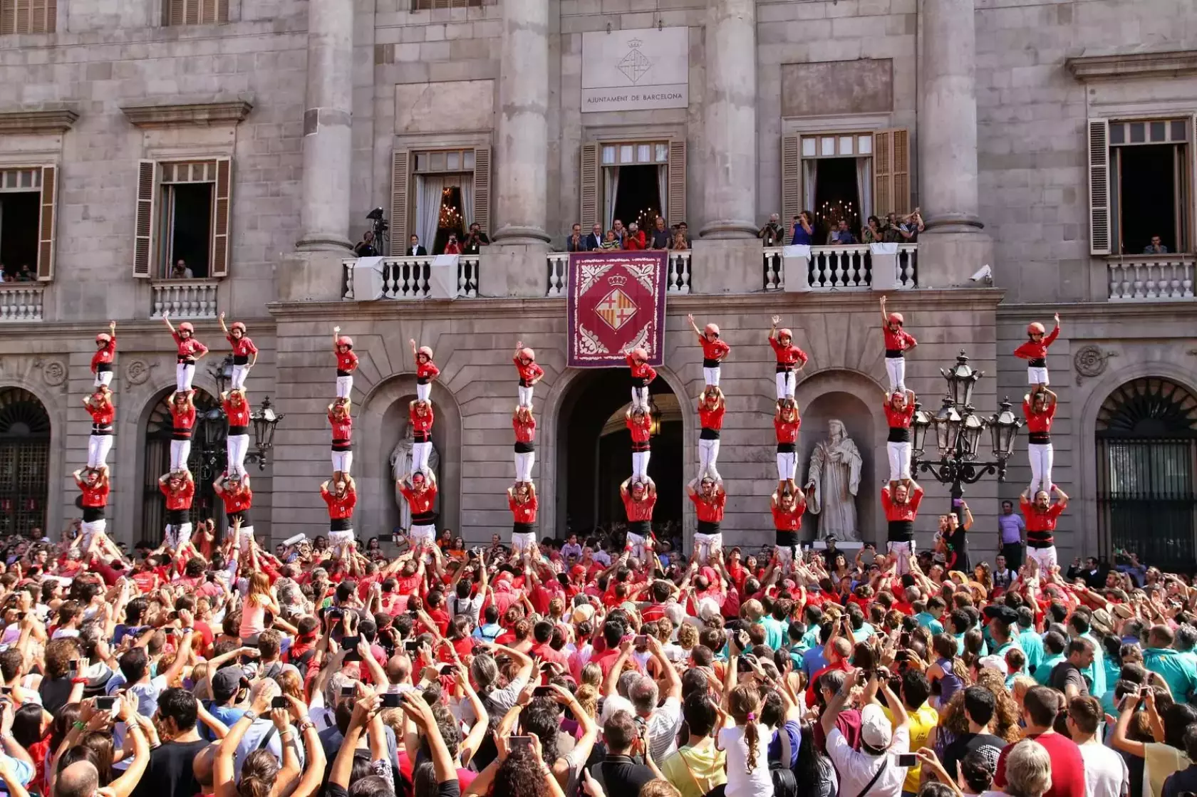 11 pilars de 4 per a la celebració del 44è Aniversari