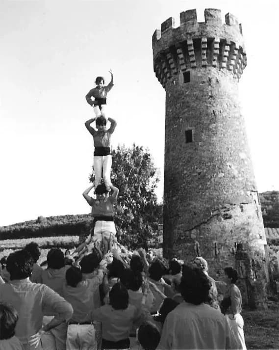 Pilar de 4 íntegrament femení alçat a Besiers