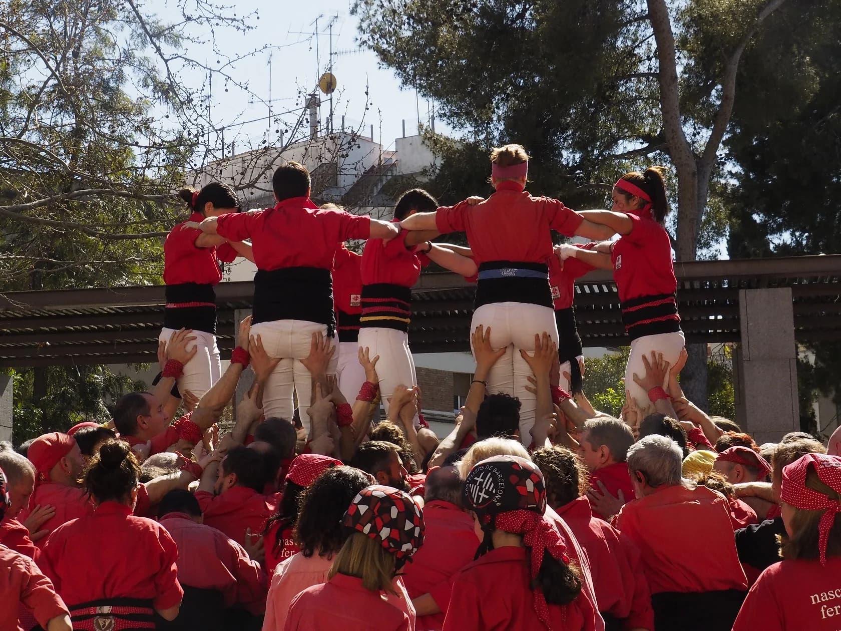 Les Castelleres de Barcelona trenquen sostres descarregant el primer 7 de 7 femení de la història