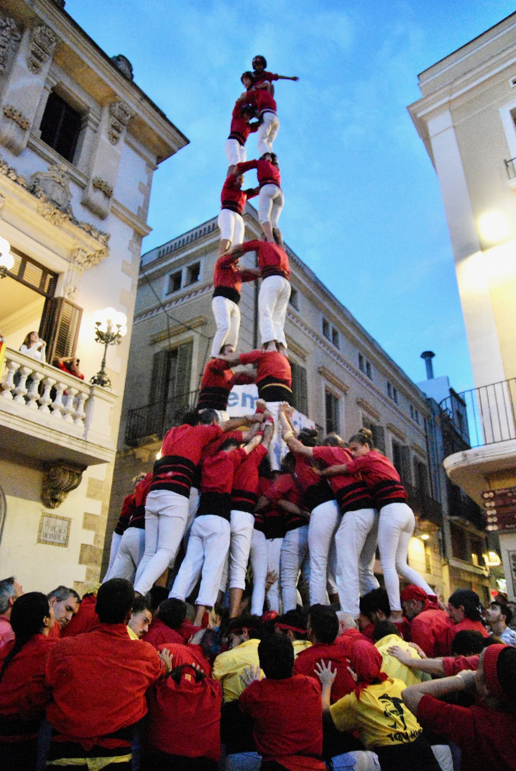 2 de 8 amb folre descarregat pels Castellers de Barcelona a la Diada del Roser de Vilafranca del Penedès