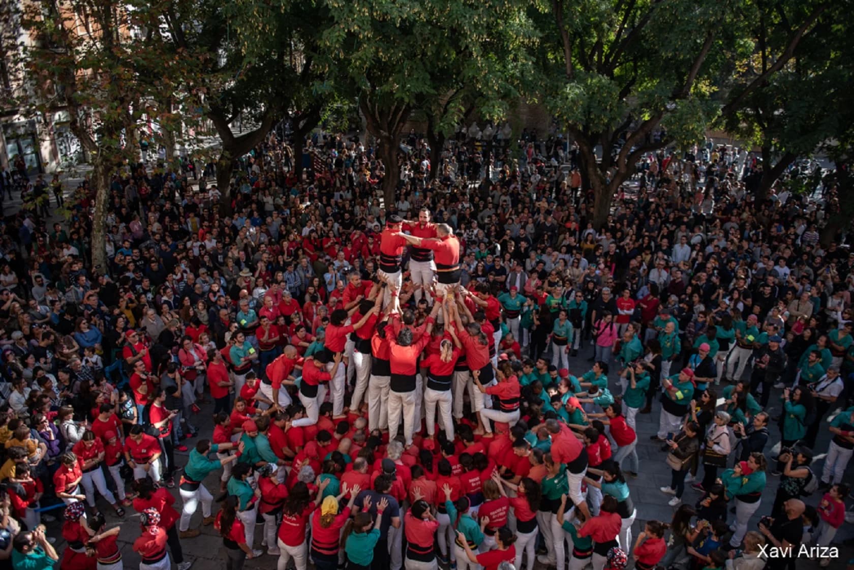 Peu de 3 de 9 amb folre dels Castellers de Barcelona a la FM del Clot 2022