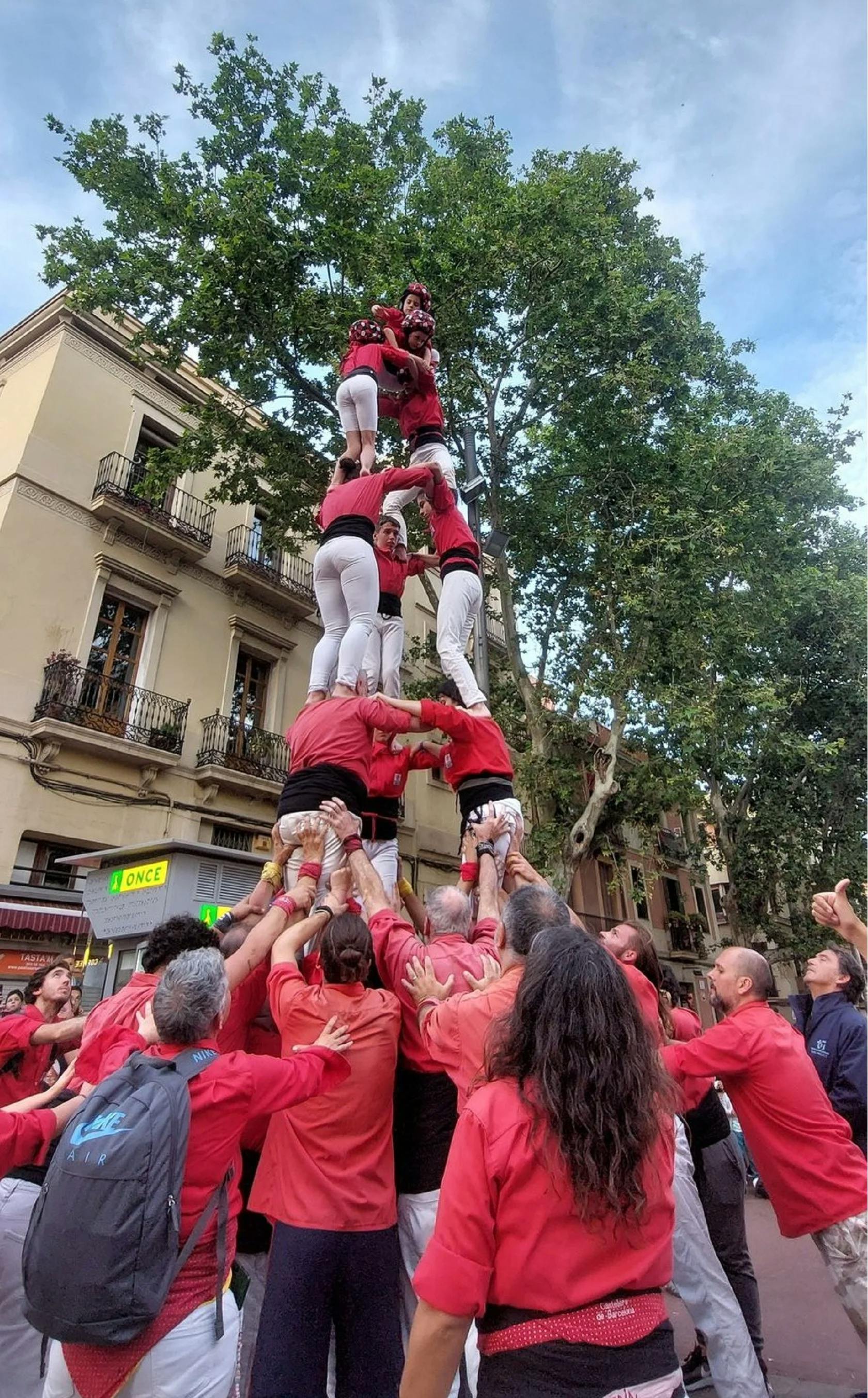 3 de 6 descarregat pels Castellers de Barcelona a la Plaça del Mercat del Clot, en el Cercavila de Primavera
