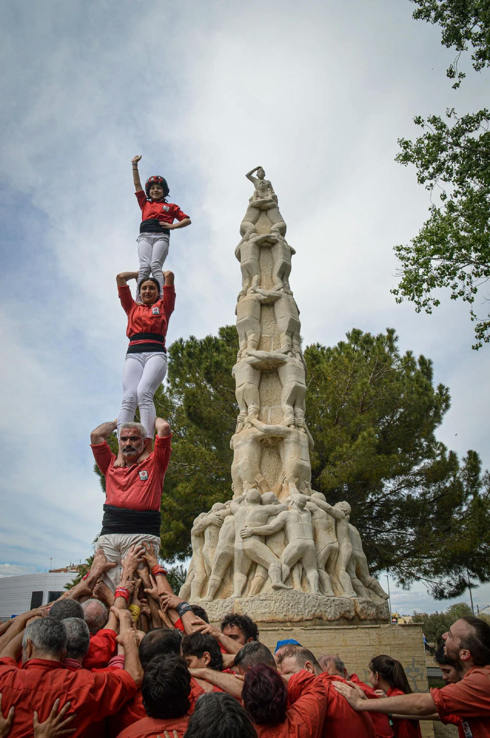 Pilar de 4 davant del Monument als Castellers d'El Vendrell