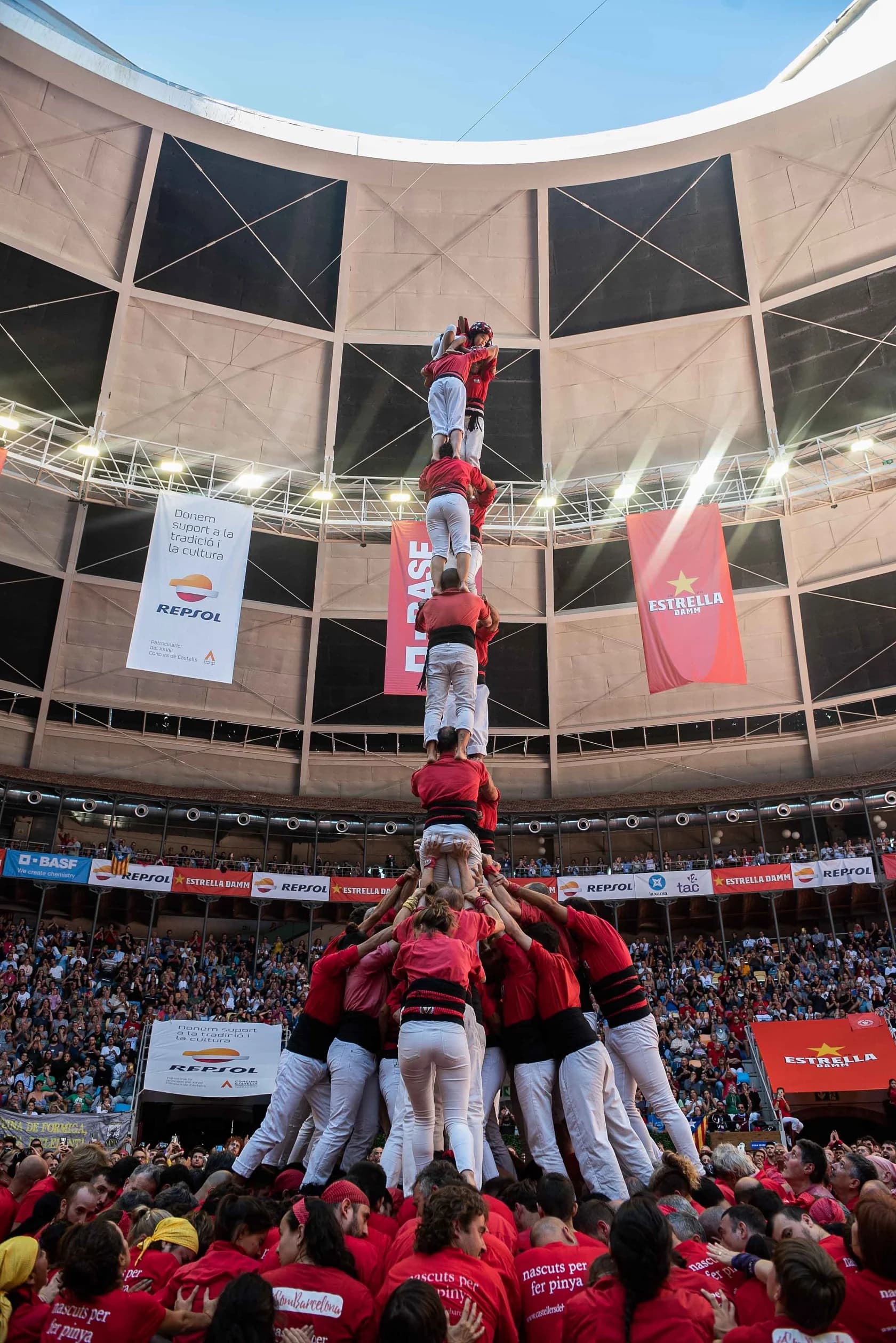2 de 8 amb folre carregat pels Castellers de Barcelona al Concurs de Castells 2022